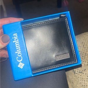 New men’s Columbia wallet